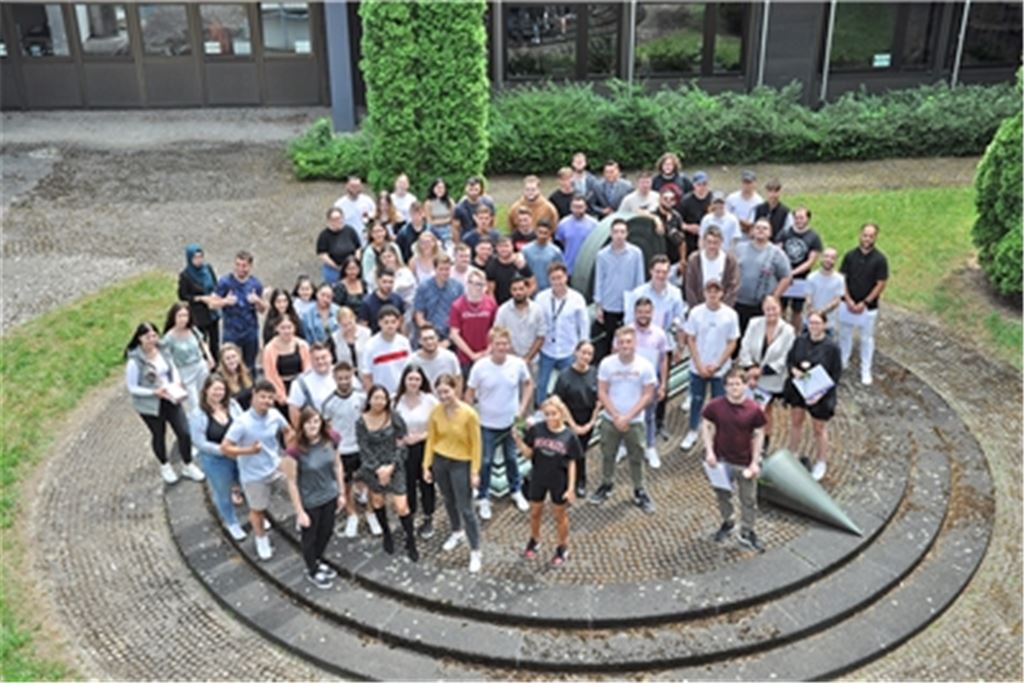 97 Absolventinnen und Absolventen haben die kaufmännische Berufsschule in Mühlacker erfolgreich abgeschlossen. Foto: privat