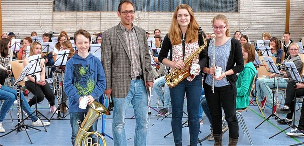 98 von maximal 100 Punkten haben Saskia Rieger (16, D3-Lehrgang) mit Saxophon sowie vom D2-Lehrgang Rebecca Rieger (14) mit Querflöte, jeweils vom Musikverein (MV) Mühlacker, und Jakob Gutjahr (15) mit Bariton vom MV Freudenstein erreicht. Der stellvertretende Kreisjugendleiter Michael Gerdes gratuliert und überreicht die Preise. Foto: Dietrich