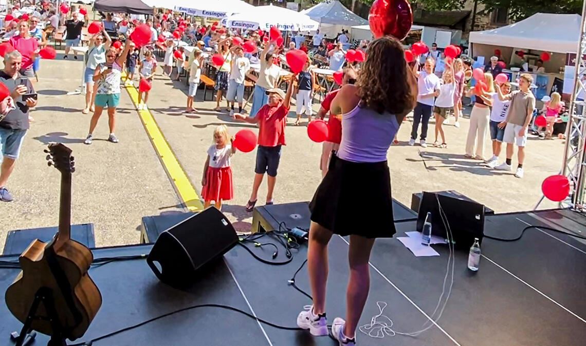 „99 Luftballons“ im Maulbronner Klosterhof: Die Aktion zum Nena-Hit ist ein Höhepunkt beim Auftritt von Mia Kühner auf dem „Weinsommer“. Foto: privat