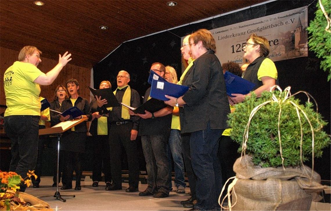 „A Glabbella“ eröffnet das Freundschaftssingen junger Chöre in der TSV-Halle.