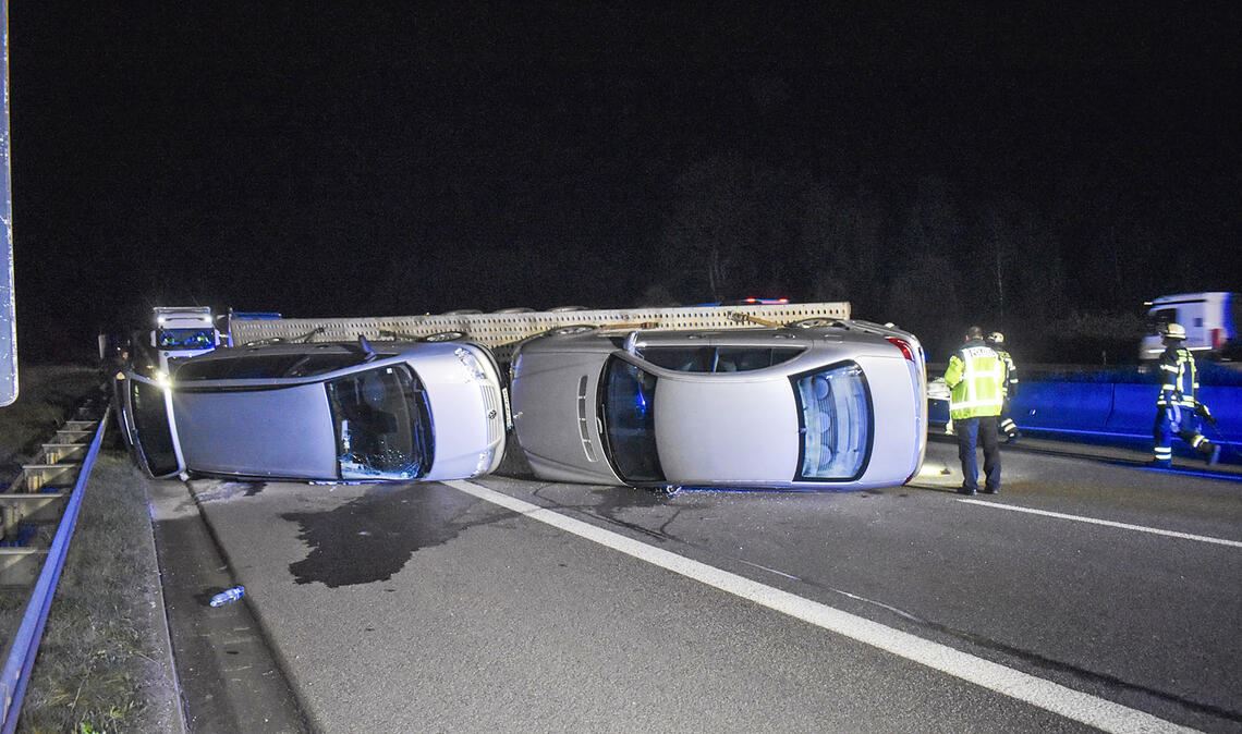 A8 blockiert: Die „Zugmaschine“ des Gespanns, ein Kleintransporter, landet ebenfalls auf der Seite. Fotos: Myroshnichenko