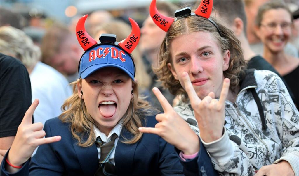 AC/DC-Fans tragen gerne Teufelshörnchen.