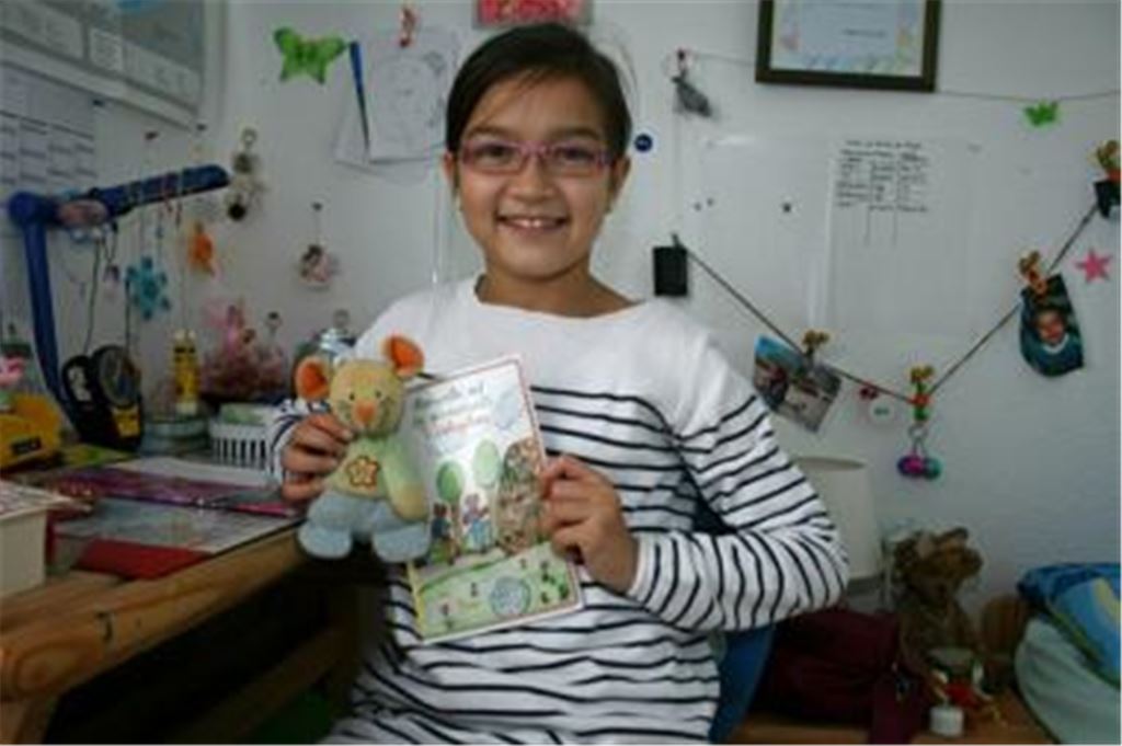 ALice Schneider mit Stoffmaus Cha-Cha-Cha , die die junge Autorin inspiriert, falls sie mal ins Stocken gerät.  Foto: Foto: Bettinger