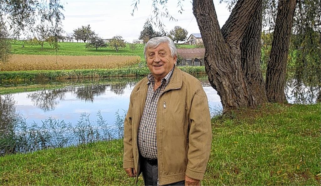 ASV-Vorsitzender Hermann Fasching am immer wieder „trockengelegten“ Wullesee in Dürrmenz. Foto: Sadler