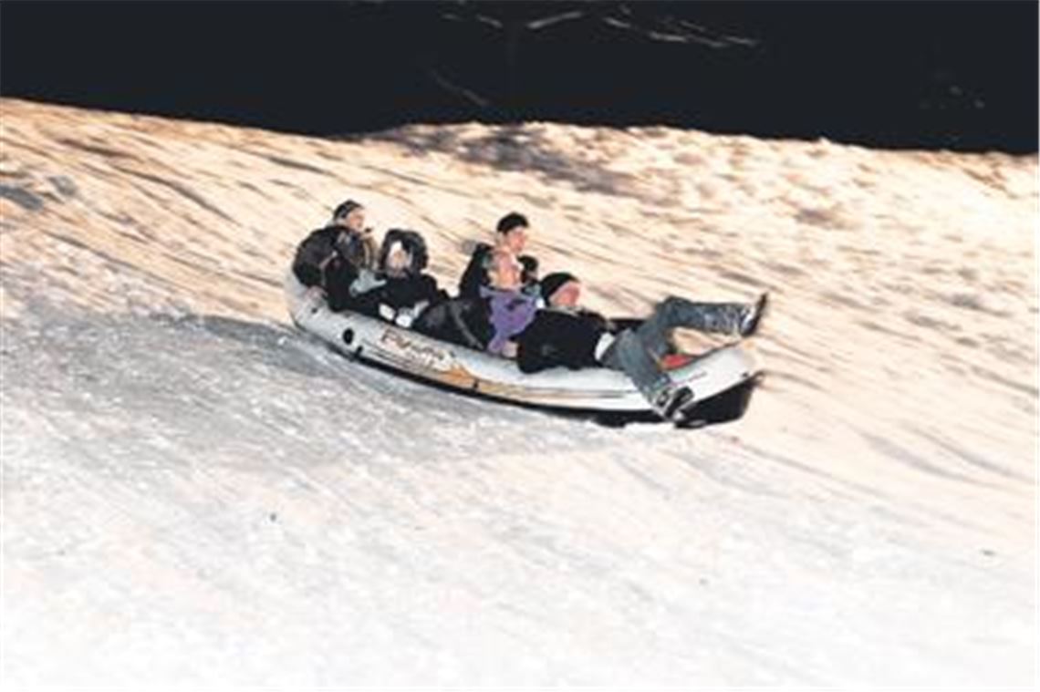 Aaaachtung! Das aufblasbare Kajak schießt den Schlossberg hinunter. Foto: Tilo Keller