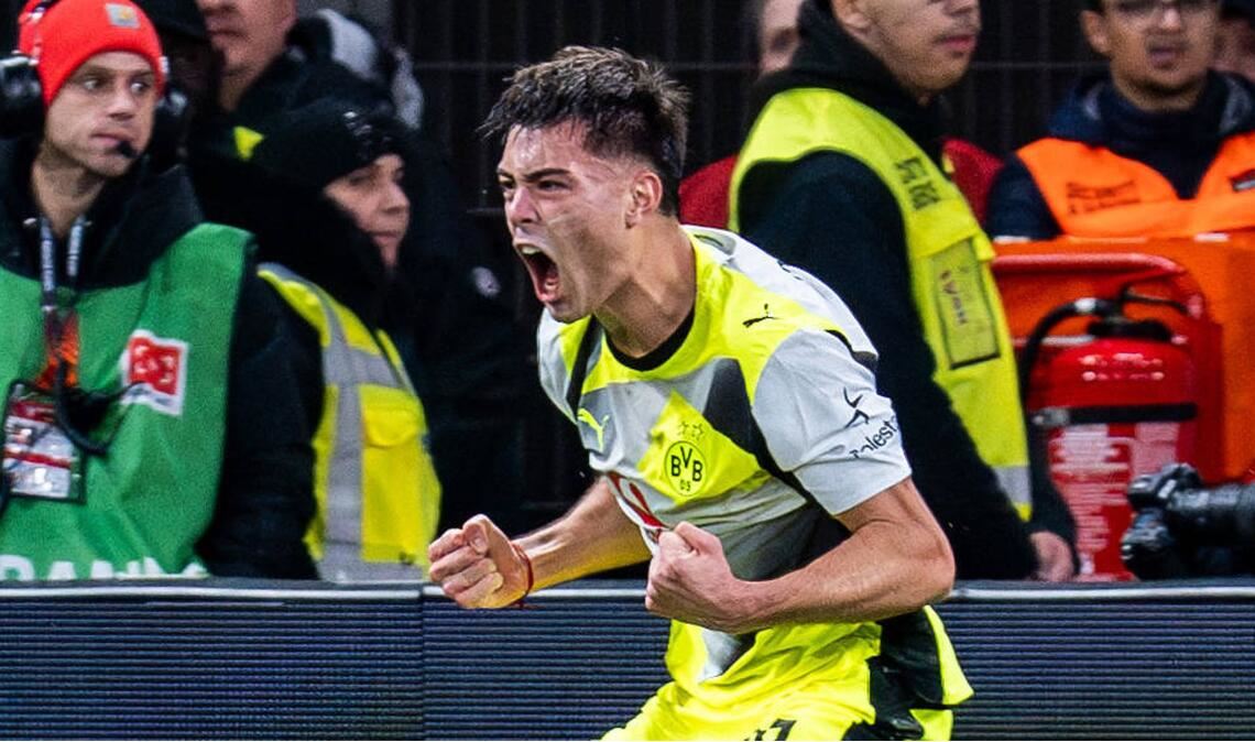 Aarón Anselmino bejubelt seinen Führungstreffer.