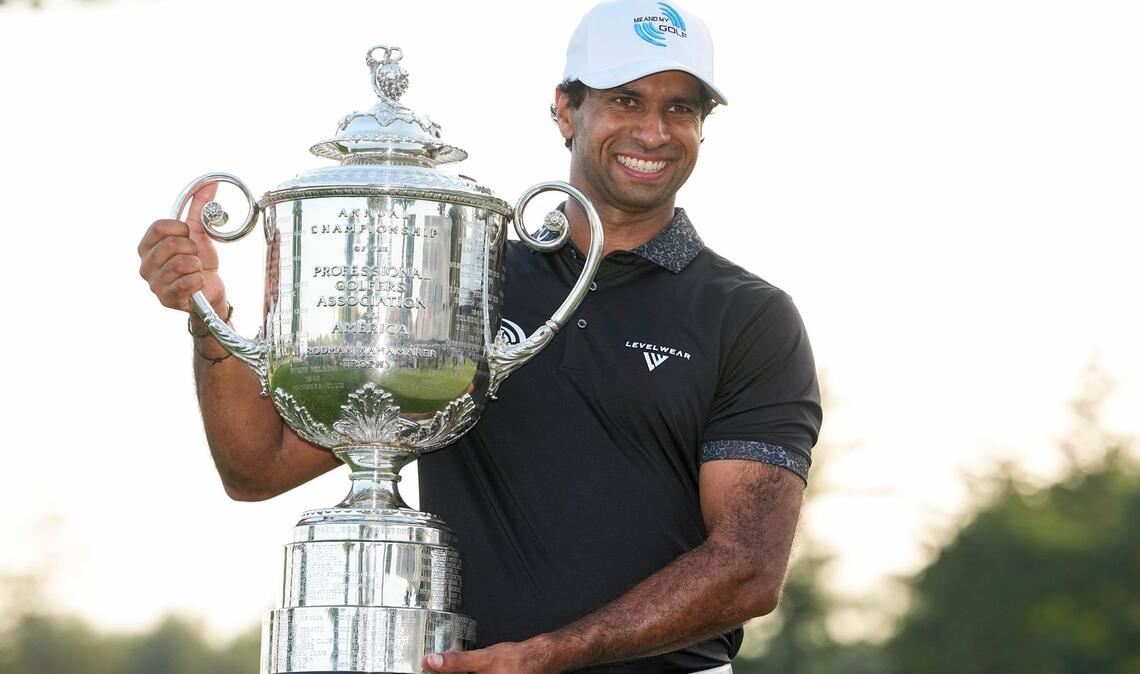 Aaron Rai erhielt für seinen Sieg bei der PGA Championship die Wanamaker-Trophäe.