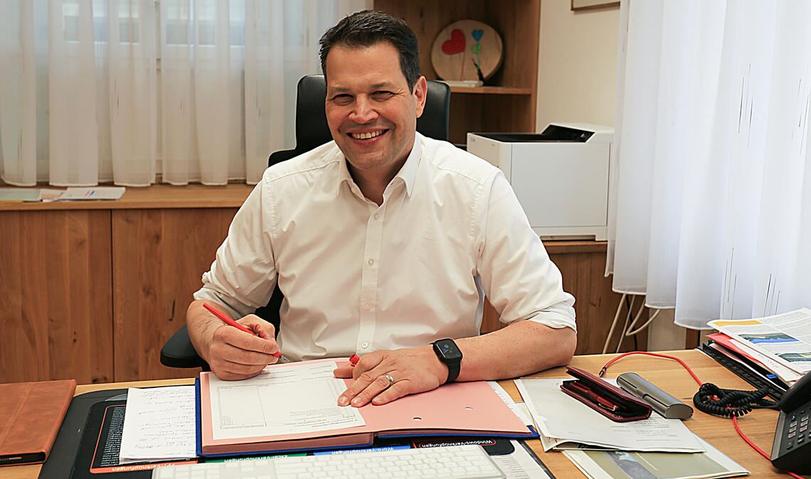 Aaron Treut an seinem Schreibtisch im Maulbronner Rathaus. Der 50-Jährige betont, dass sein Amt auch nach 1001 Tagen nach wie vor sein „Traumjob“ sei. Foto: Fegert/Stadt Maulbronn