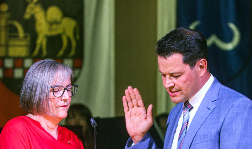 Aaron Treut bei seiner Vereidigung als Bürgermeister. Foto: Archiv