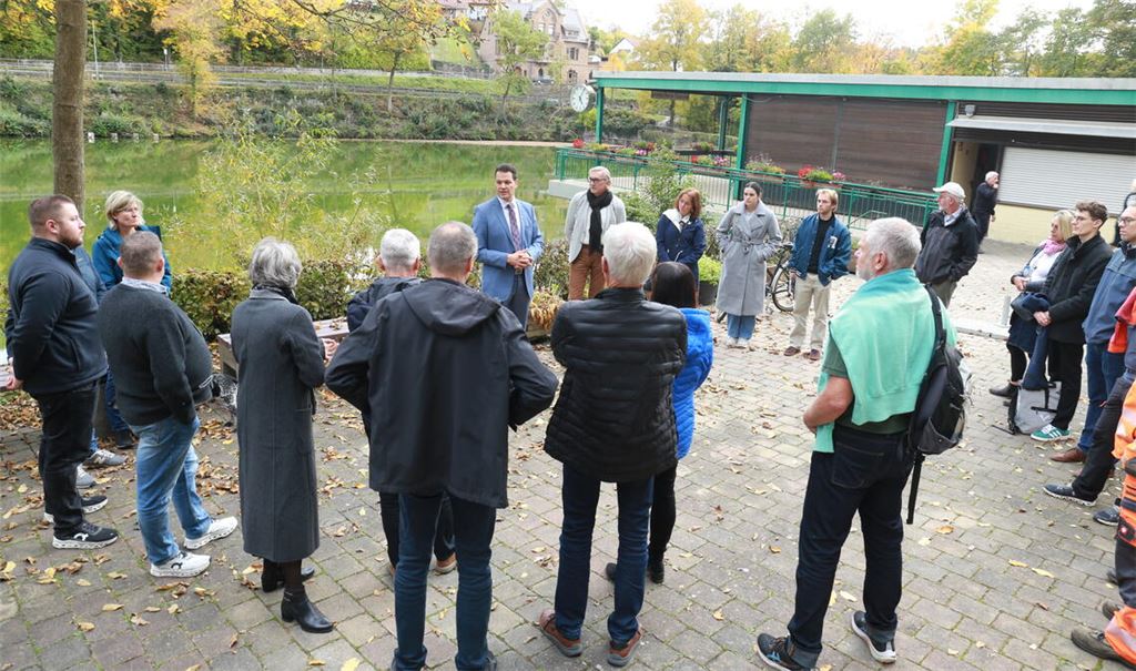 Aaron Treut (im Anzug) erläutert Mitgliedern des Gemeinderats, des Jugendgemeinderats, der DLRG und weiteren Interessierten, was am „Tiefen See“ geplant ist. Fotos: Stadt Maulbronn