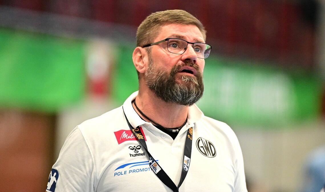 Aaron Ziercke (TSV GWD Minden, 53 Jahre alt): Ziercke war selbst jahrelang Rückraumspieler in der Bundesliga und lief für Topclubs wie Kiel und Flensburg auf. Anfang 2024 übernahm er GWD Minden und führte den Traditionsklub zurück ins Oberhaus. Mit einem Vertrag bis 2027 soll er nun dafür sorgen, dass der Aufsteiger in der Bundesliga Fuß fasst.