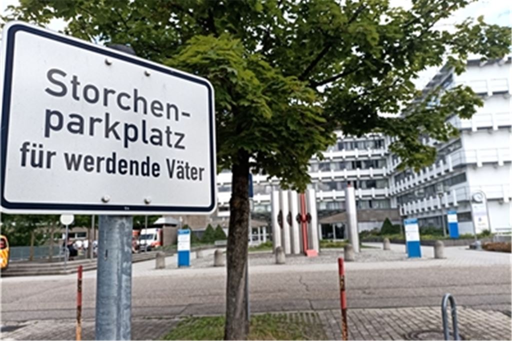 Ab Dezember soll der Parkplatz für werdende Väter wieder regelmäßig belegt sein, denn dann könnte der lange geschlossene Kreißsaal im Krankenhaus Mühlacker wieder öffnen. Foto: Deeg