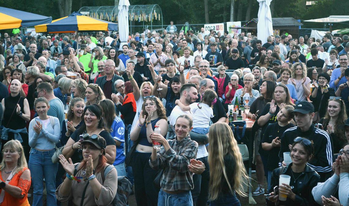 Ab Dienstag werden wieder zahlreiche Besucherinnen und Besucher an die stille Enz strömen, wo hinter dem THG einmal mehr die SommerevEnz, organisiert vom Förderverein Enzgärten, stattfinden und rund zwei Wochen lang Livemusik bieten. Foto: Archiv