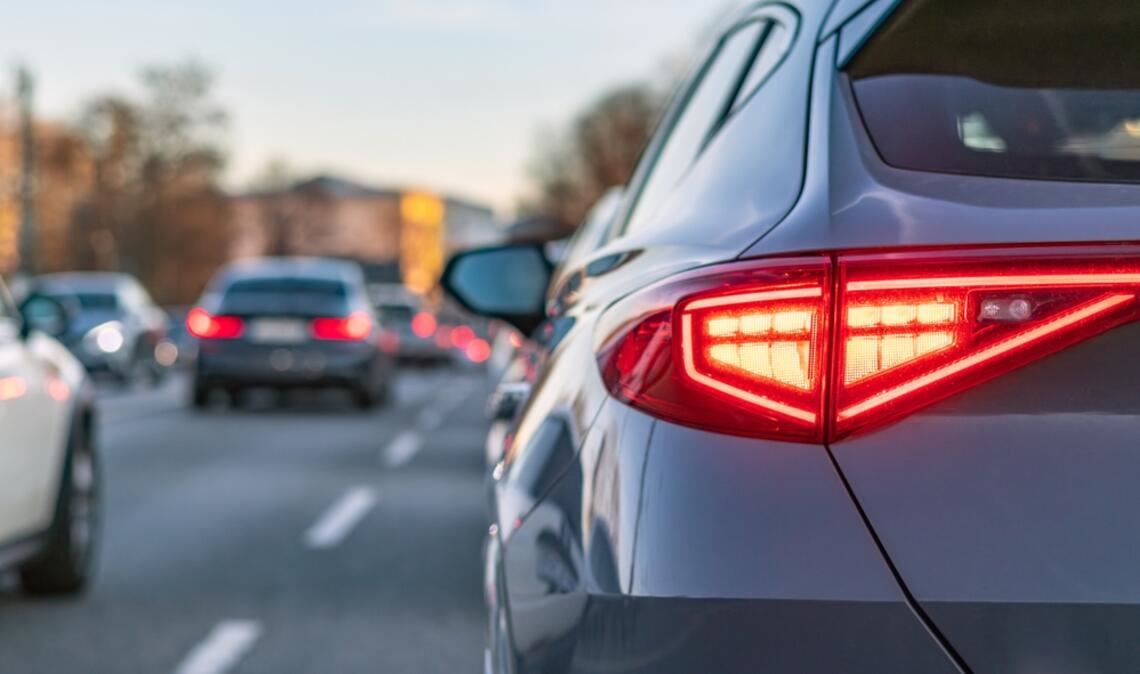 Ab Juli 2026 wird das adaptive Bremslicht für Neuwagen in der EU Pflicht. Erfahren Sie, wie das System funktioniert und warum es Leben retten kann.