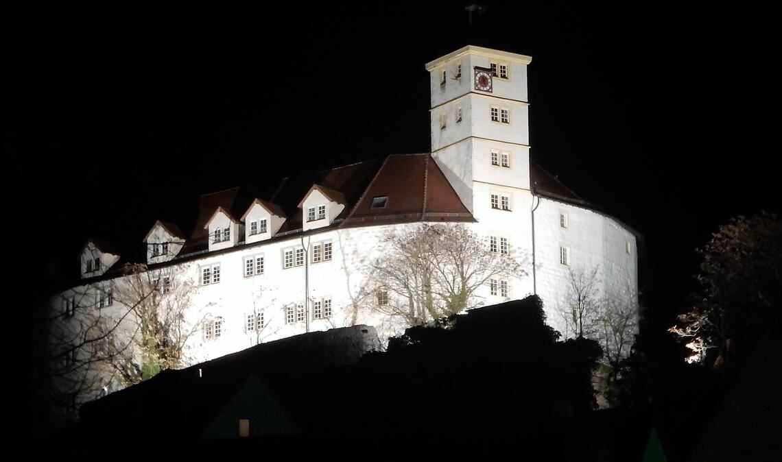 Ab Sonntag wird sich das Vaihinger Schloss Kaltenstein – wie auf diesem Archivfoto – wieder beleuchtet präsentieren. Foto: Arning