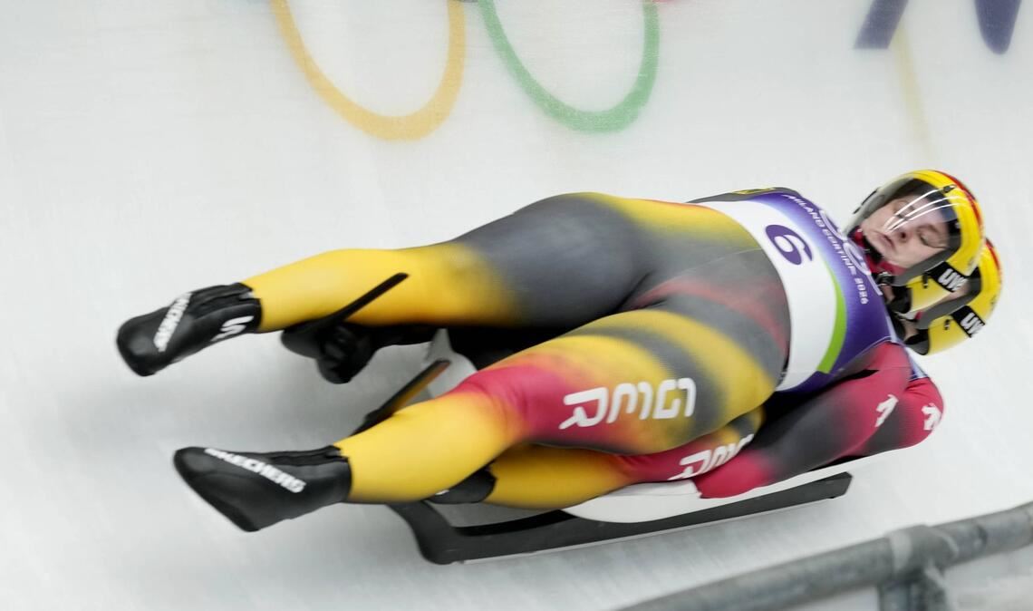 Ab aufs Podium: Dajana Eitberger und Magdalena Matschina.