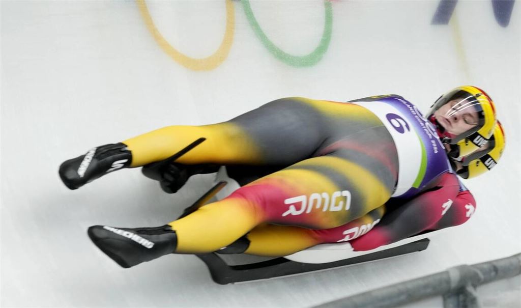 Ab aufs Podium: Dajana Eitberger und Magdalena Matschina.