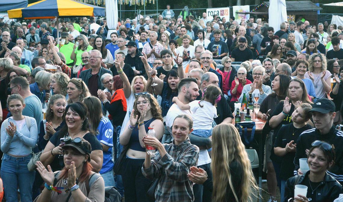 Ab dem ersten Abend strömen Besucherinnen und Besucher in Scharen auf das Gelände an der stillen Enz, um die Künstler auf der Bühne bei freiem Eintritt zu erleben. Fotos: Archiv