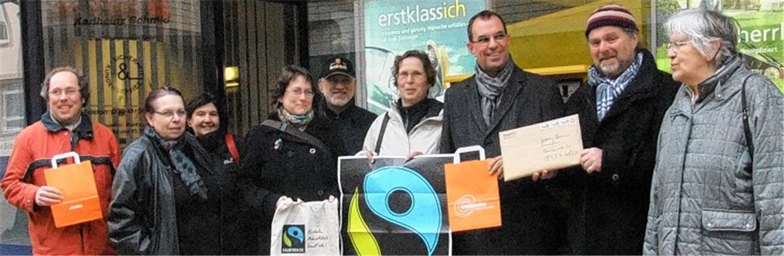 Ab in die Post damit: Die Mitglieder der Projektgruppe bringen gemeinsam mit Oberbürgermeister Frank Schneider (3. v. re.) die Antragsunterlagen auf den Weg.