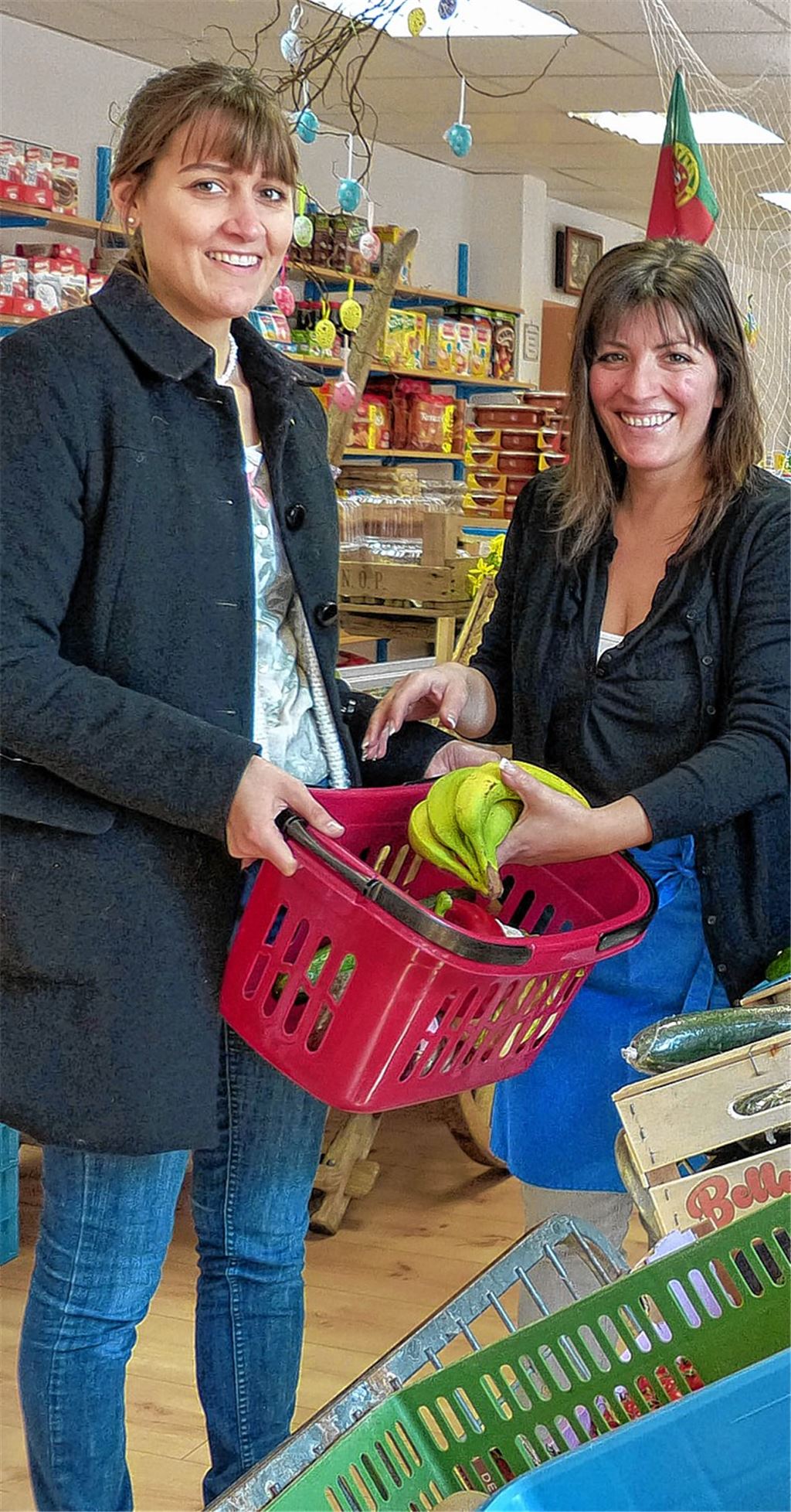 Ab ins Körbchen: Alegri-Chefin Sonia Fröhlich (re.) gibt gerne Ausschussware her, die im Korb von Luisa Egenlauf landet. Diese Ware wiederum wird verteilt.