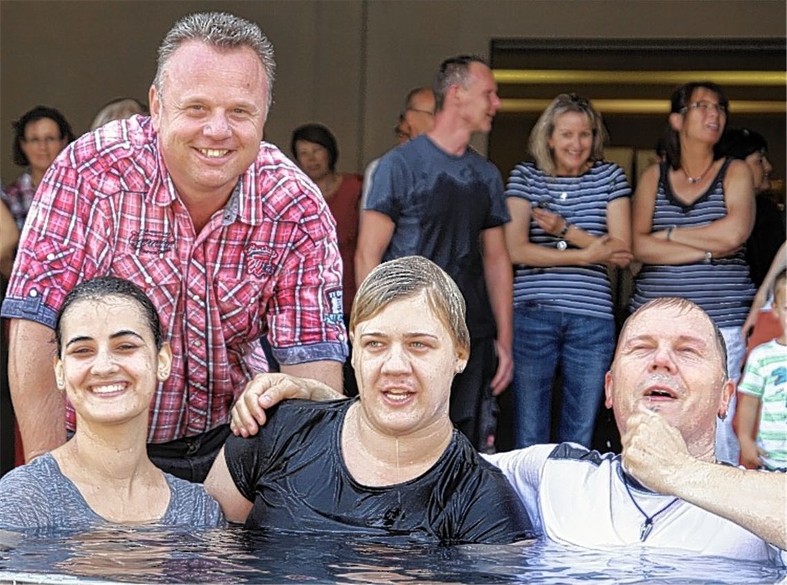 Ab ins kalte Wasser: Marianna Mannese, Sarah Gall und Gottfried „Friedl“ Scheytt (rechtes Bild von li. in der Wanne) werden vom Gautsch-Team um Betriebsleiter Oliver Böhringer (Bild re. stehend) einer alten Druckertradition entsprechend nass gemacht.