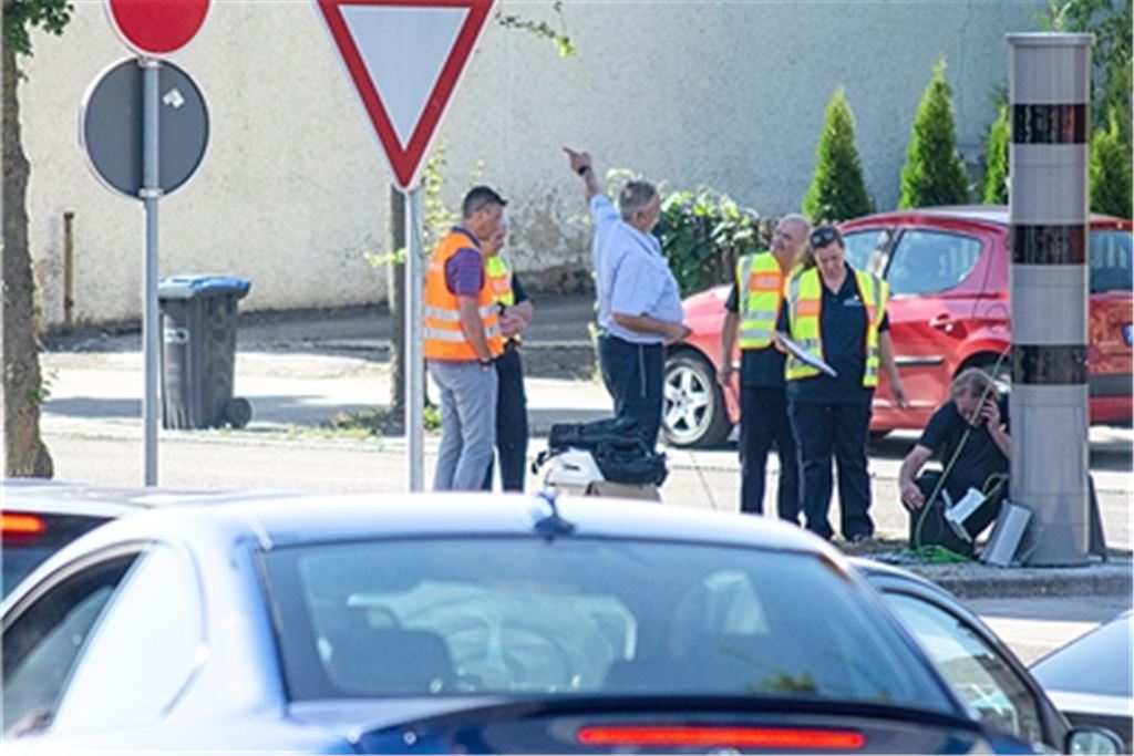 Ab jetzt bereit für Aufnahmen von zunächst zu schnellen Verkehrsteilnehmerinnen und -teilnehmern. Später soll die Kamera auch Rotlichtverstöße erfassen.Foto: Fotomoment