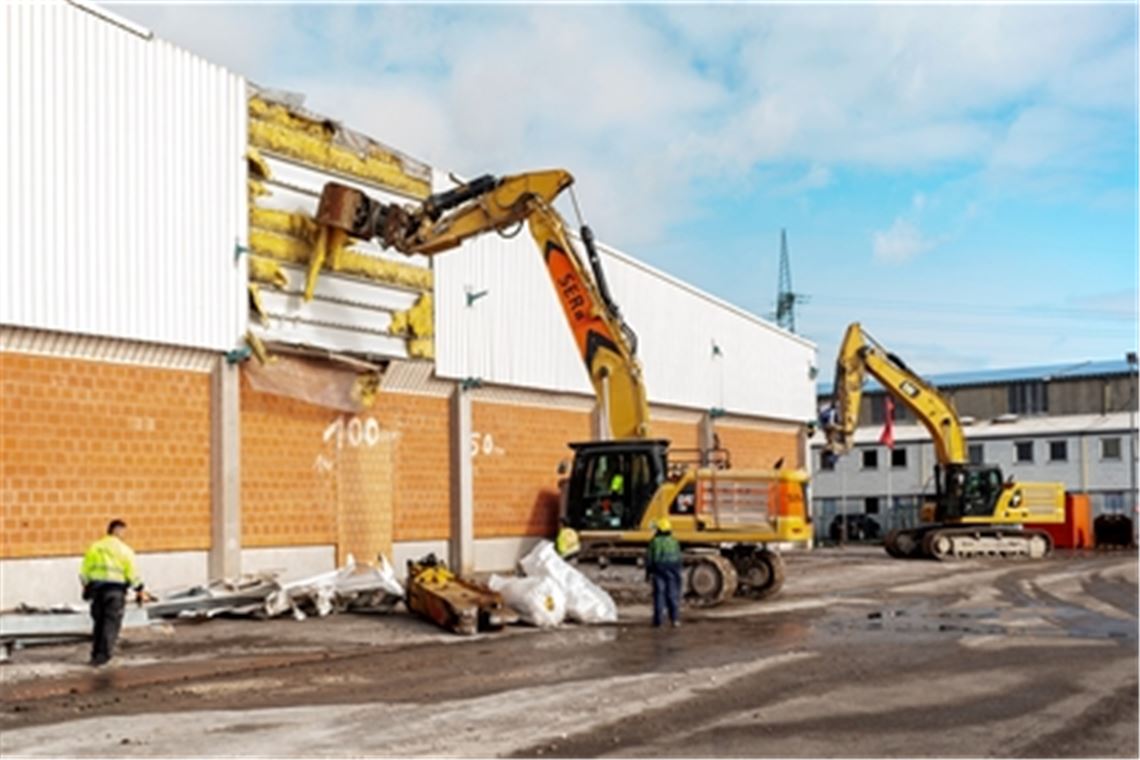 Abbruch steht bevor: Arbeiter entfernen mit der Baggerschaufel Teile der Fassade der Wienerbergerhalle. Das Material wird „sortenrein getrennt“. Fotos: Fotomoment