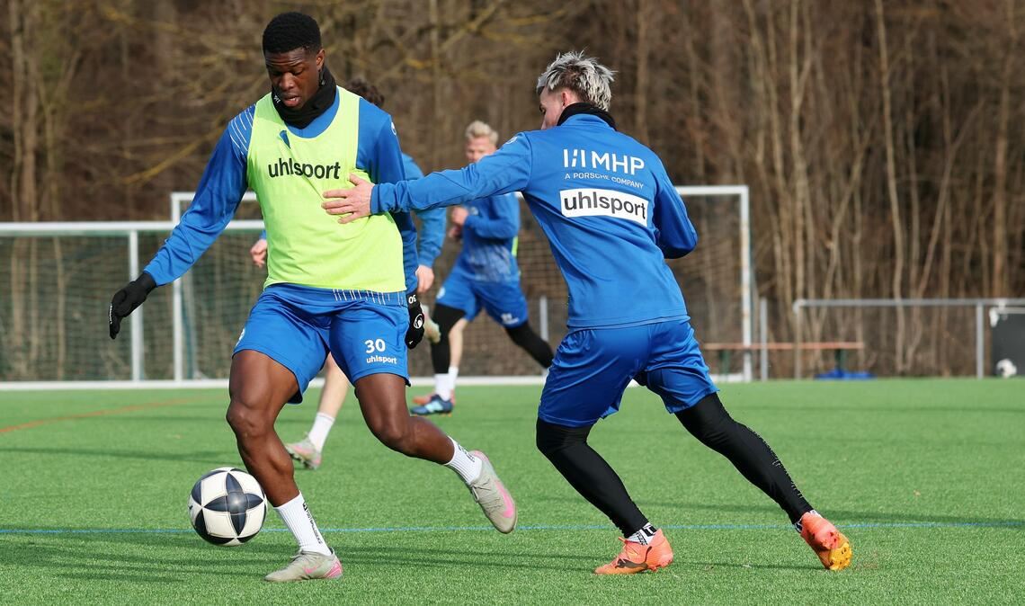Abdouille Mboob im Zweikampf mit Christian Mauersberger.
