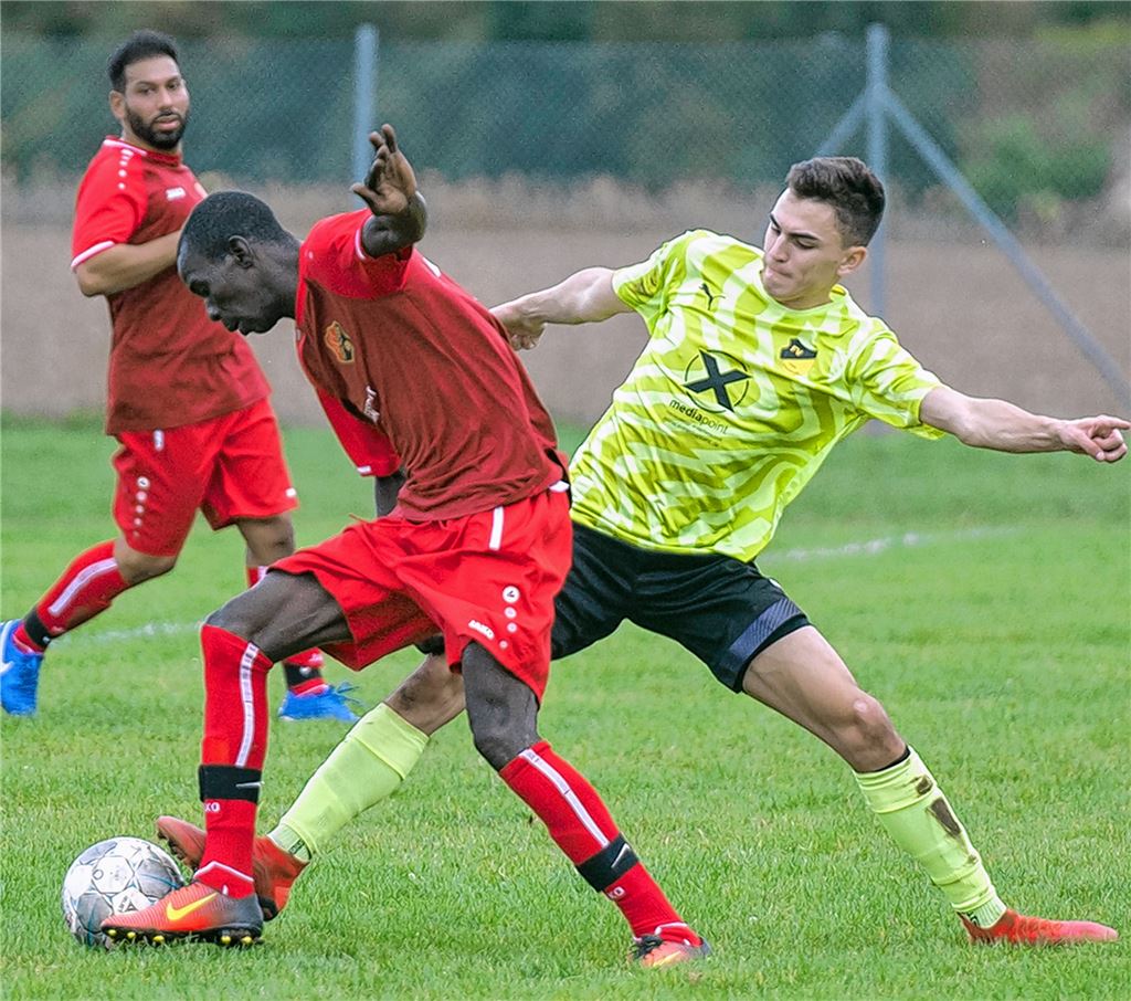 Abdoulaye Diol behauptet gegen den FV Lienzingen (gelb) den Ball.Foto: Fotomoment
