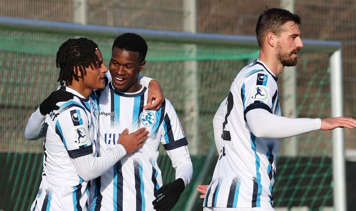 Abdoulie Mboob (Mitte) traf in den bisherigen Auftritten bereits dreimal.