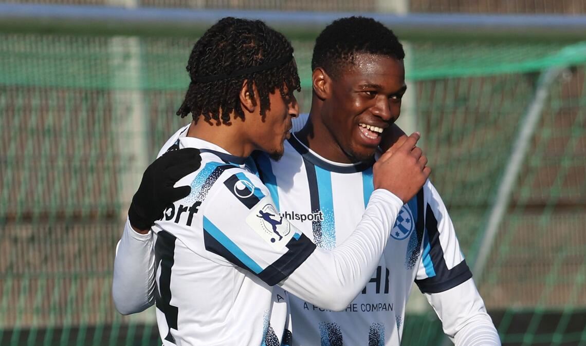 Abdoulie Mboob (re., neben Melkamu Frauendorf) soll sein  Pflichtspieldebüt im Dress der Stuttgarter Kickers geben.