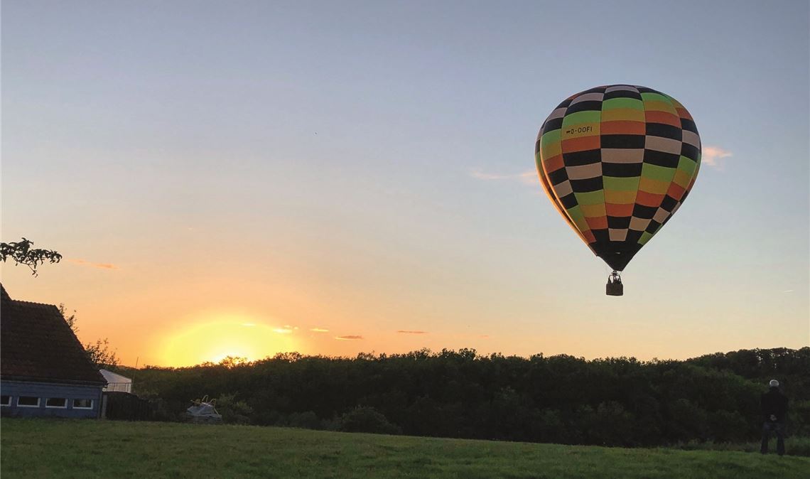 Abendliche Ballonfahrt in Schönenberg.   Foto: Carsten Höpfler