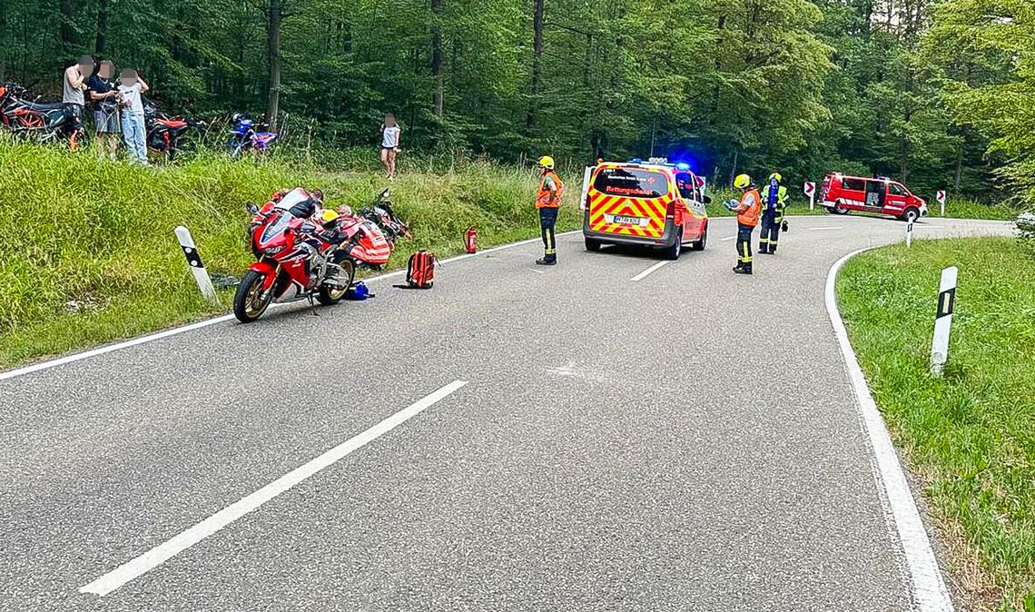 Junger Biker bei Sturz verletzt Abendlicher Einsatz auf der Kreisstraße 4510: Auf der Waldstrecke zwischen Schützingen und Illingen ist ein junger Motorradfahrer gestürzt. Foto: Feuerwehr Illingen