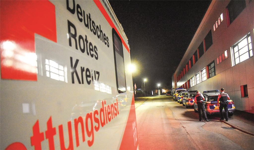 Abendlicher Großeinsatz an einem Fitnessstudio in Nöttingen. Foto: Myroshnichenko