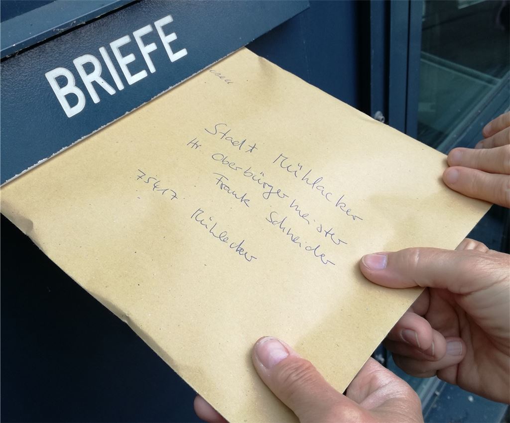 Abgabe der Unterschriftenliste. Foto: privat