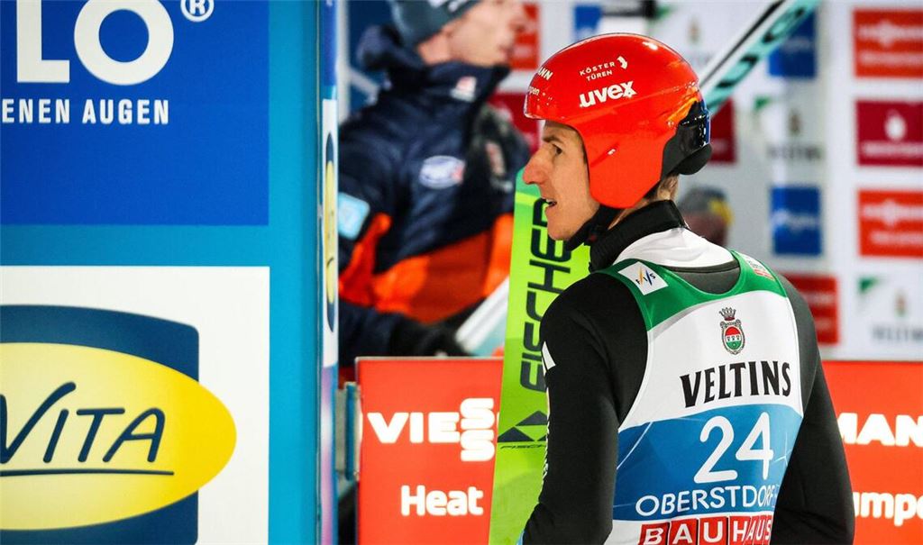 Abgang im Frust: Karl Geiger nach der Qualifikation in Oberstdorf.