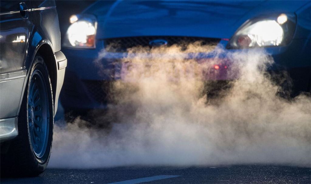 Abgase kommen aus dem Auspuff eines Autos. Frankreich und Spanien sind gegen eine von Deutschland geforderte Ausnahme für Hybrid-Autos (Symbolfoto).