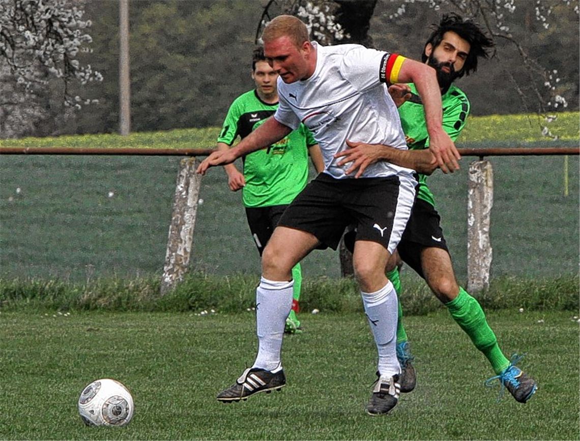 Abgeblockt: Ölbronn-Dürrns Kapitän Andreas Seifert (weiß) lässt Sportfreund Robert Demirdag einfach auflaufen. Foto: Eigner