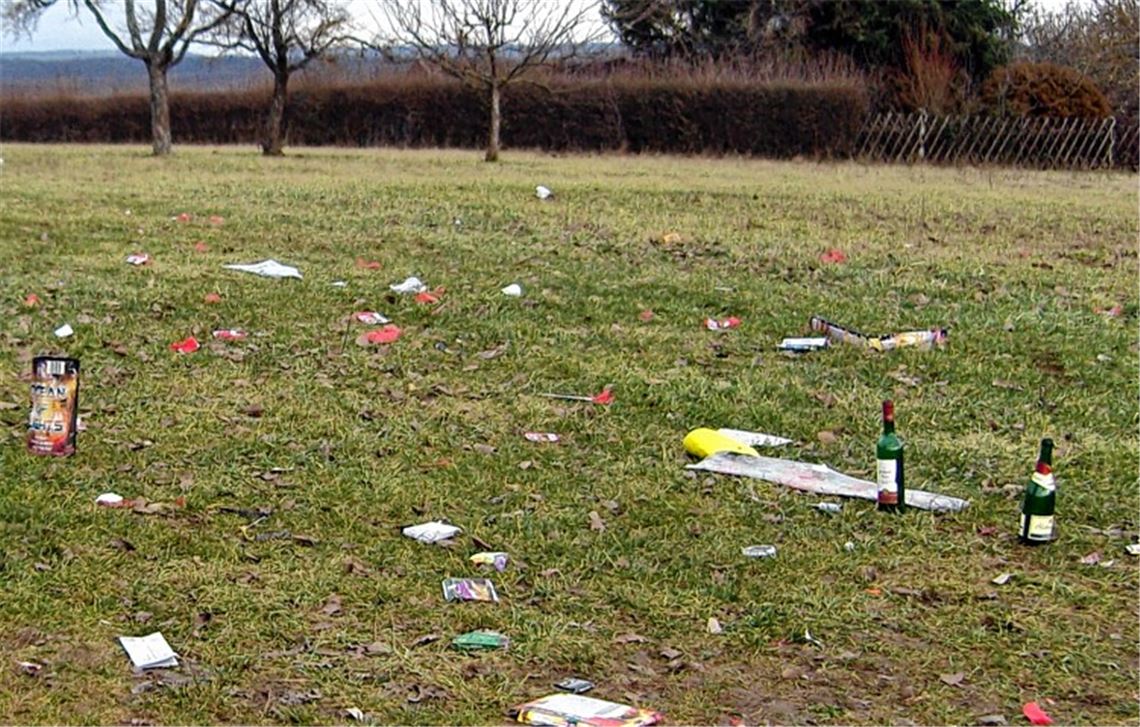 Abgebrannte Pyrotechnik, leere Flaschen: Dieses Bild bietet sich nach der Silvesternacht verstärkt in der freien Natur an beliebten Aussichtspunkten in der Region. 