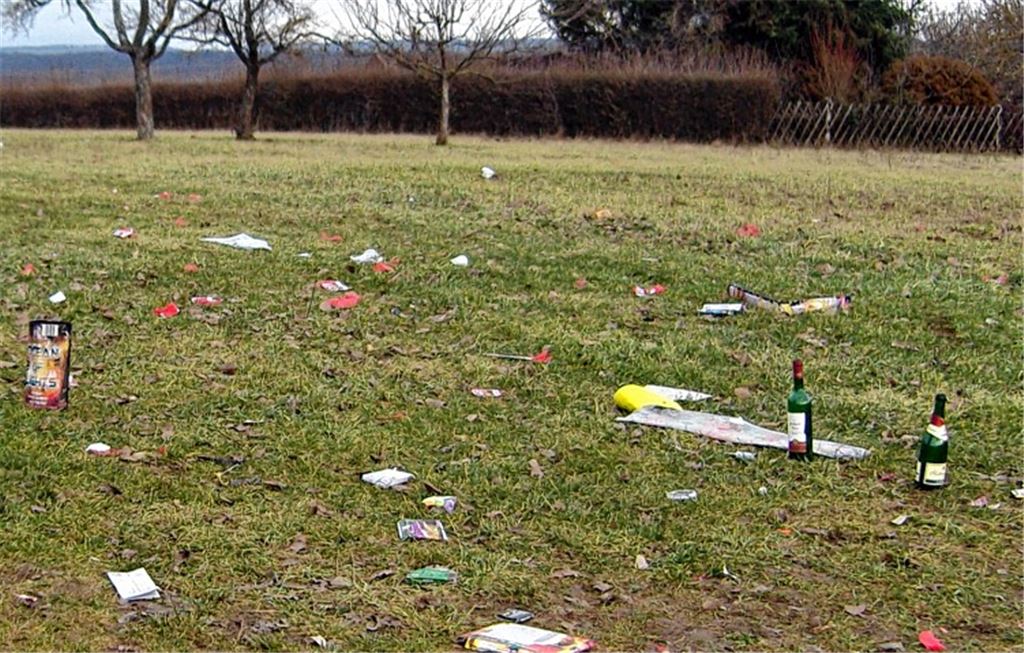 Abgebrannte Pyrotechnik, leere Flaschen: Dieses Bild bietet sich nach der Silvesternacht verstärkt in der freien Natur an beliebten Aussichtspunkten in der Region. 