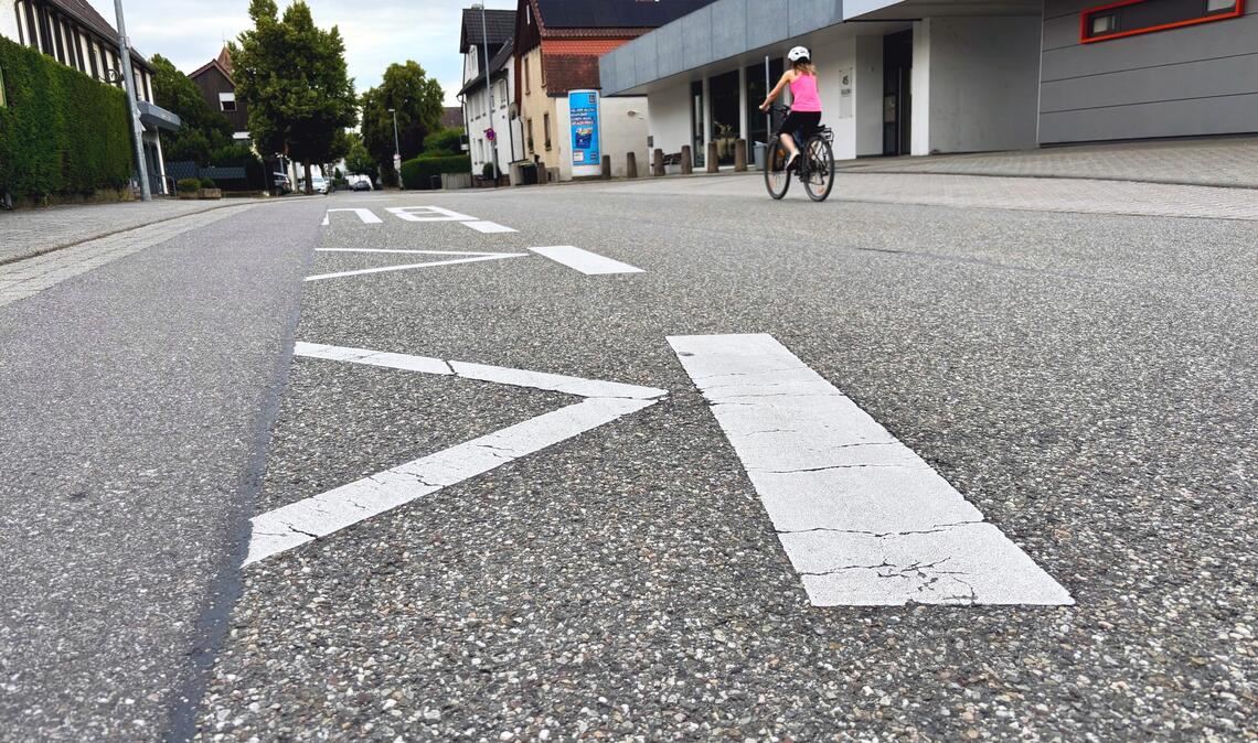 Abgefahren, von Wind und Wetter abgeschliffen oder durch Baumaßnahmen wie hier im Bild überdeckt: In Ötisheim sollen Straßenmarkierungen wieder sichtbarer gemacht werden. Fotos: Schüller