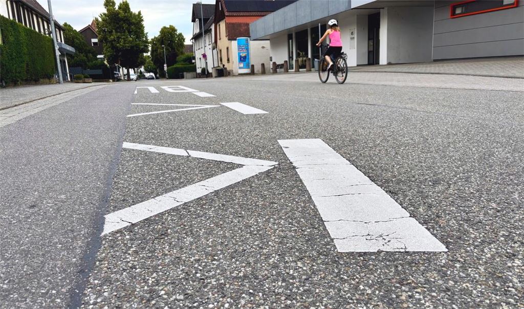 Abgefahren, von Wind und Wetter abgeschliffen oder durch Baumaßnahmen wie hier im Bild überdeckt: In Ötisheim sollen Straßenmarkierungen wieder sichtbarer gemacht werden. Fotos: Schüller