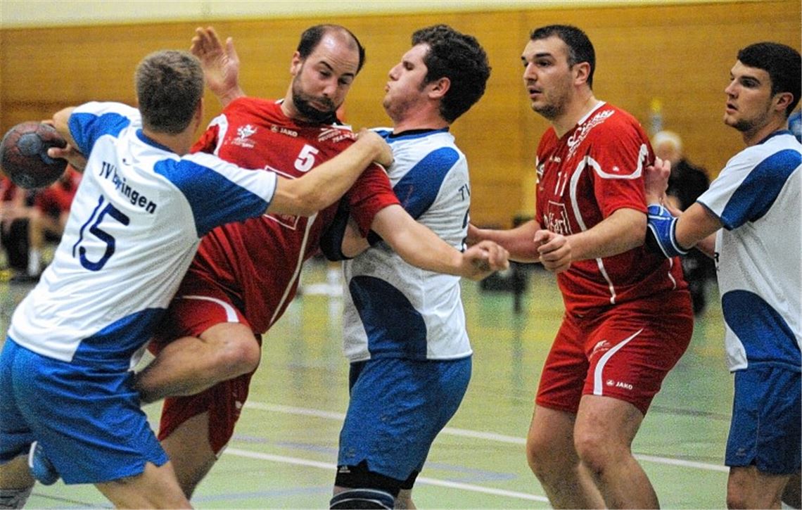 Abgefangen: Der TSV Knittlingen (rote Trikots) bleibt in Runde zwei des Kreispokal am Landesligisten TV Ispringen hängen. Foto: Volker Henkel
