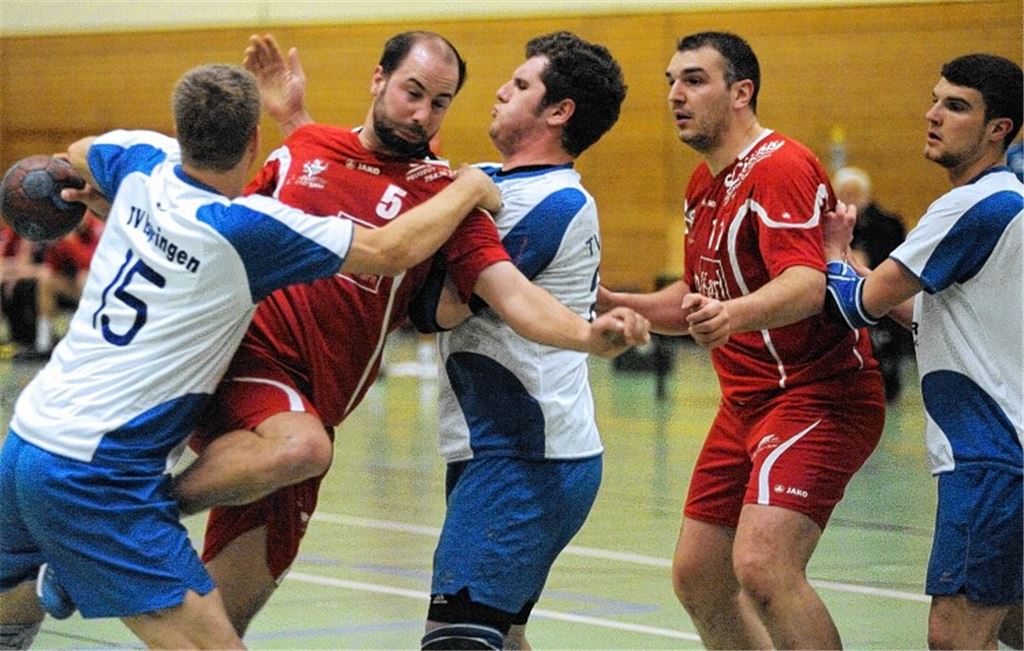 Abgefangen: Der TSV Knittlingen (rote Trikots) bleibt in Runde zwei des Kreispokal am Landesligisten TV Ispringen hängen. Foto: Volker Henkel