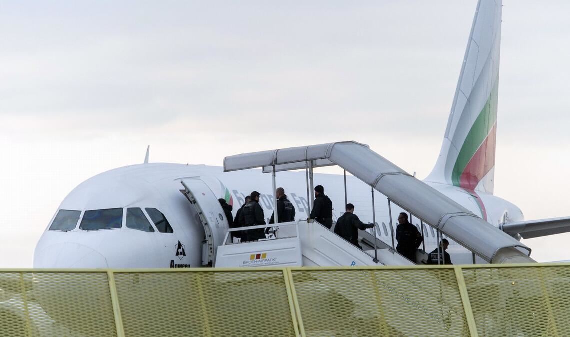 Abgelehnte Asylbewerber besteigen ein Flugzeug auf dem Baden-Airport.
