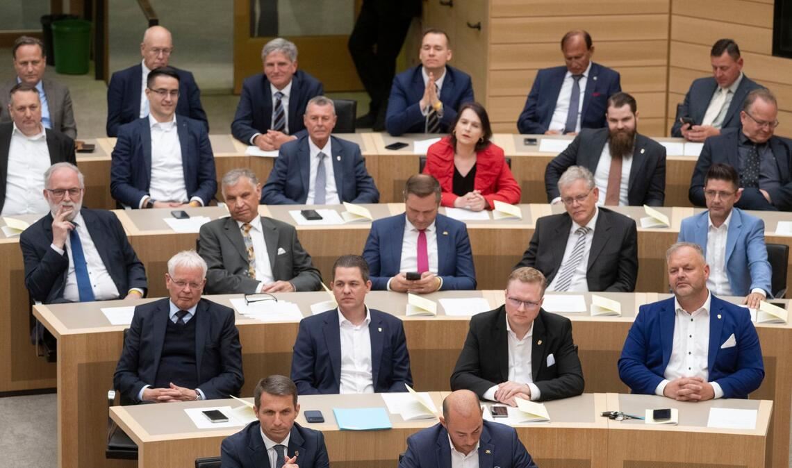 Abgeordnete der AfD nehmen an der konstituierenden Sitzung des Landtags Baden-Württemberg teil.