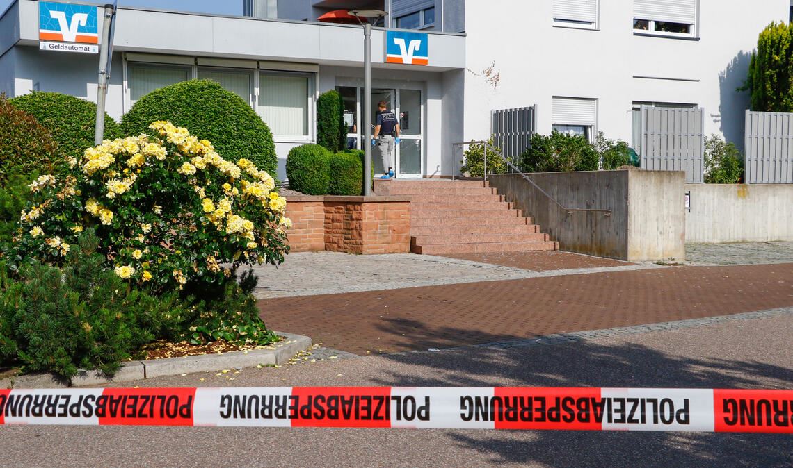 Abgesperrt: Nach der Sprengung eines Geldautomaten in Friolzheim sichert die Polizei alle erdenklichen Spuren.Fotograf: Waldemar Gress/EinsatzReport24