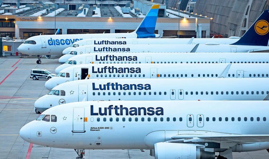 Abgestellte Flugzeuge der Lufthansa sowie eines der Tochtergesellschaft Discovery stehen auf dem Flughafen Frankfurt. Am Freitag soll gestreikt werden (Archivfoto).