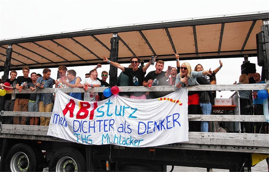 „Abi-Sturz – mehr Dichter als Denker“, lautet der plakative Gruß der Absolventen des Mühlacker THG beim traditionellen Abi-Move in Pforzheim. 