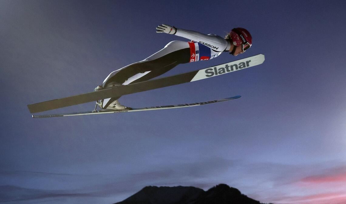 Abigail Strate aus Kanada springt bei der Two-Nights-Tour in Oberstdorf.